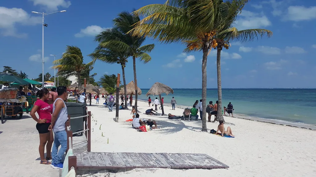 Playa del Niño Cancún - Palapas y zona de descanso