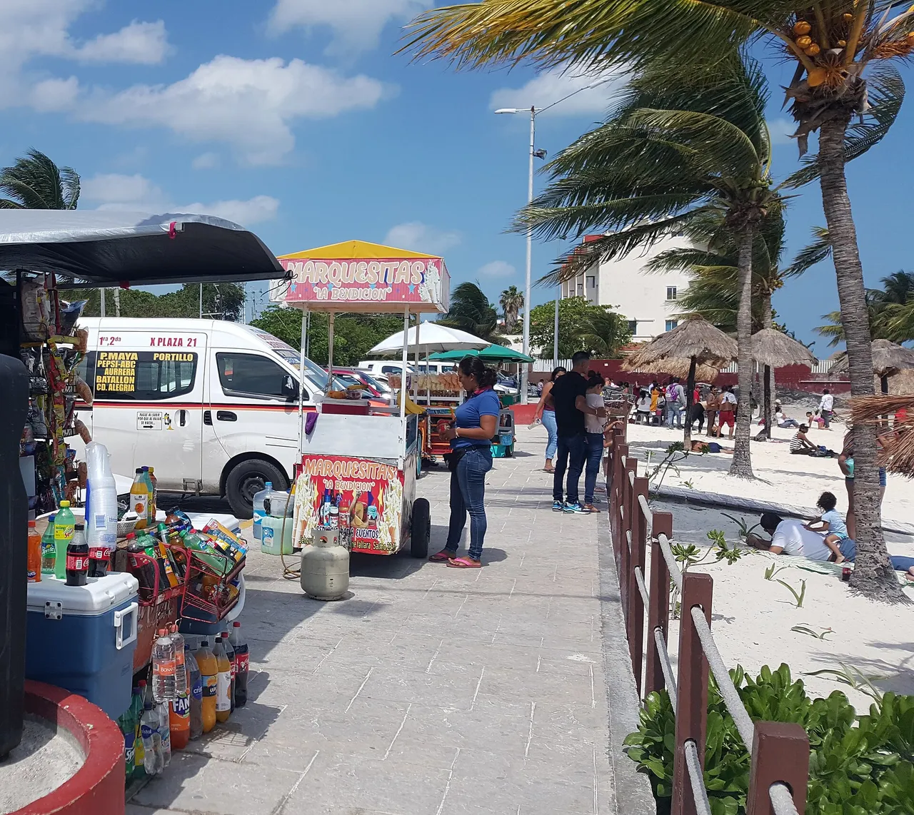 Familias en Playa Juventud Cancún