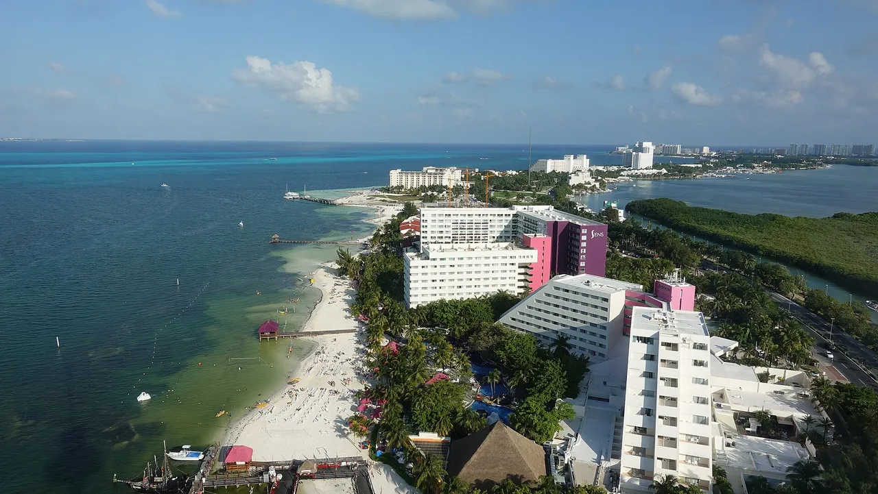 Vista panorámica de Playa Langosta Cancún