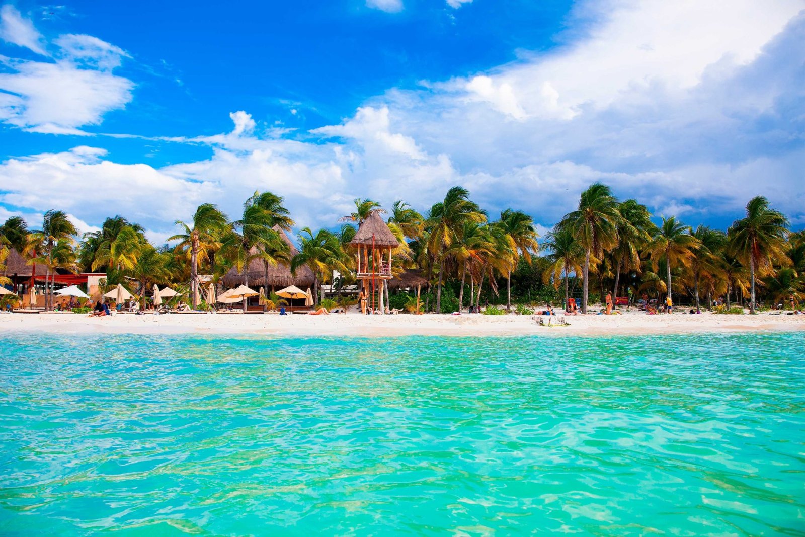 Atardecer dorado en Playa Ballenas, Cancún