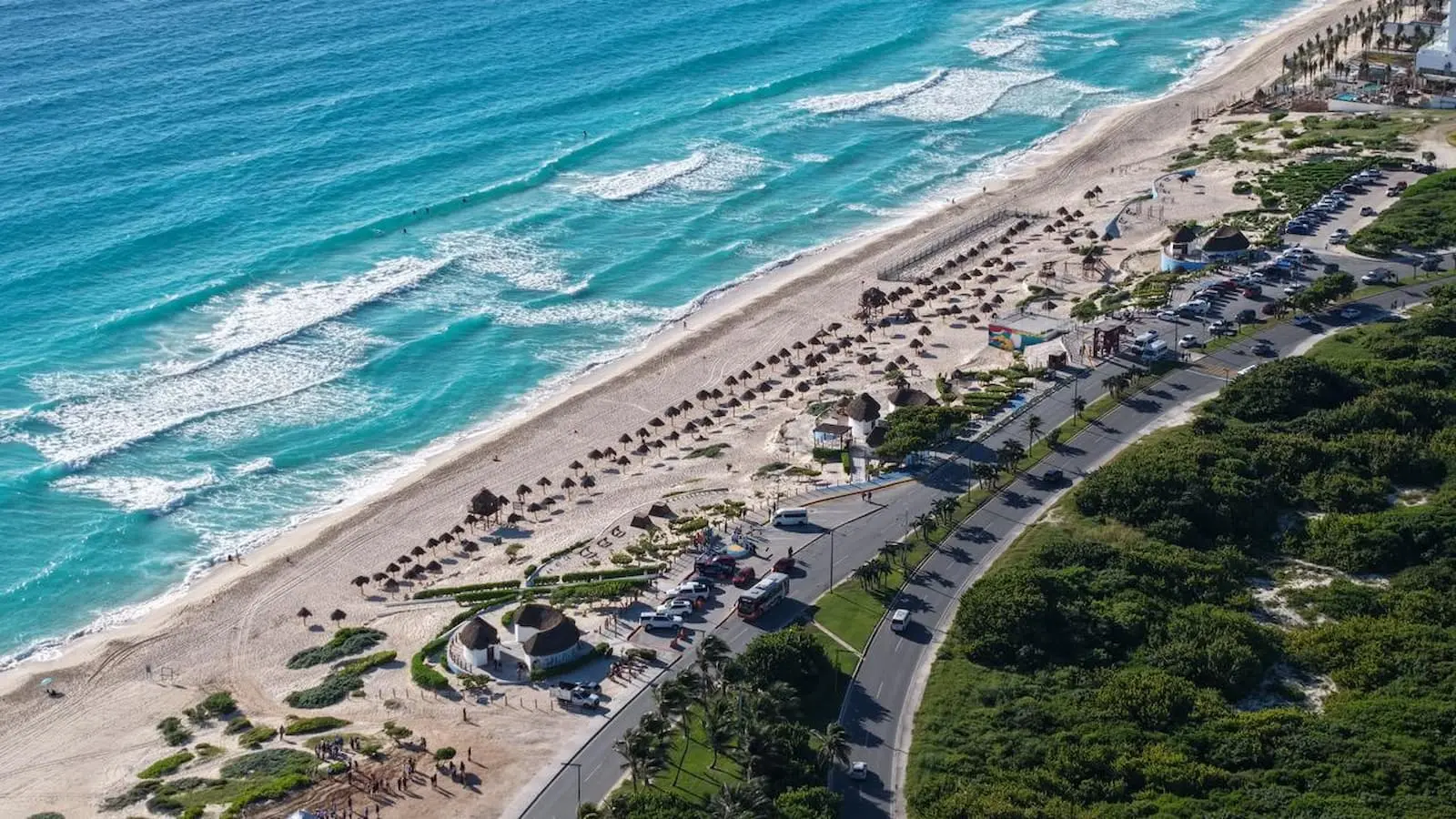 Playa Delfines al amanecer sin turistas