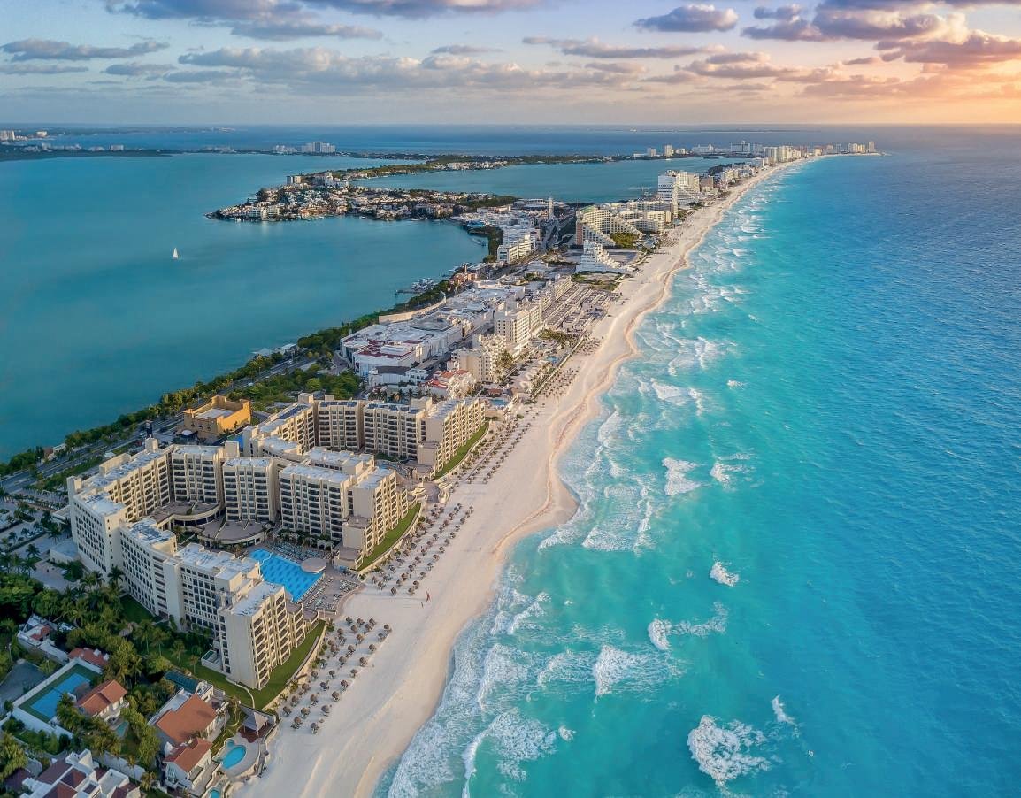 Familias en Playa Juventud Cancún
