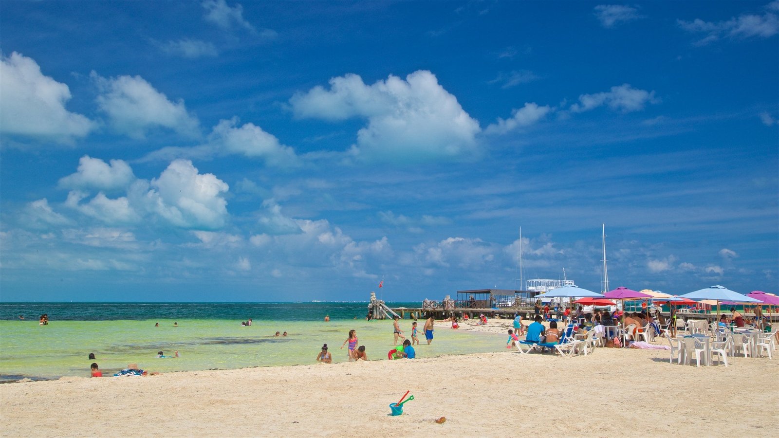 Playa Langosta - Niños jugando en la orilla