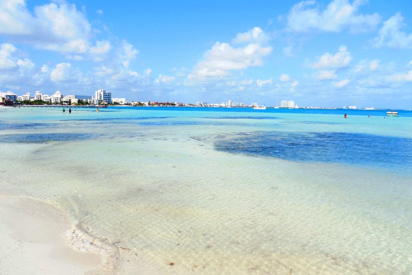 Vista panorámica de Playa Langosta Cancún