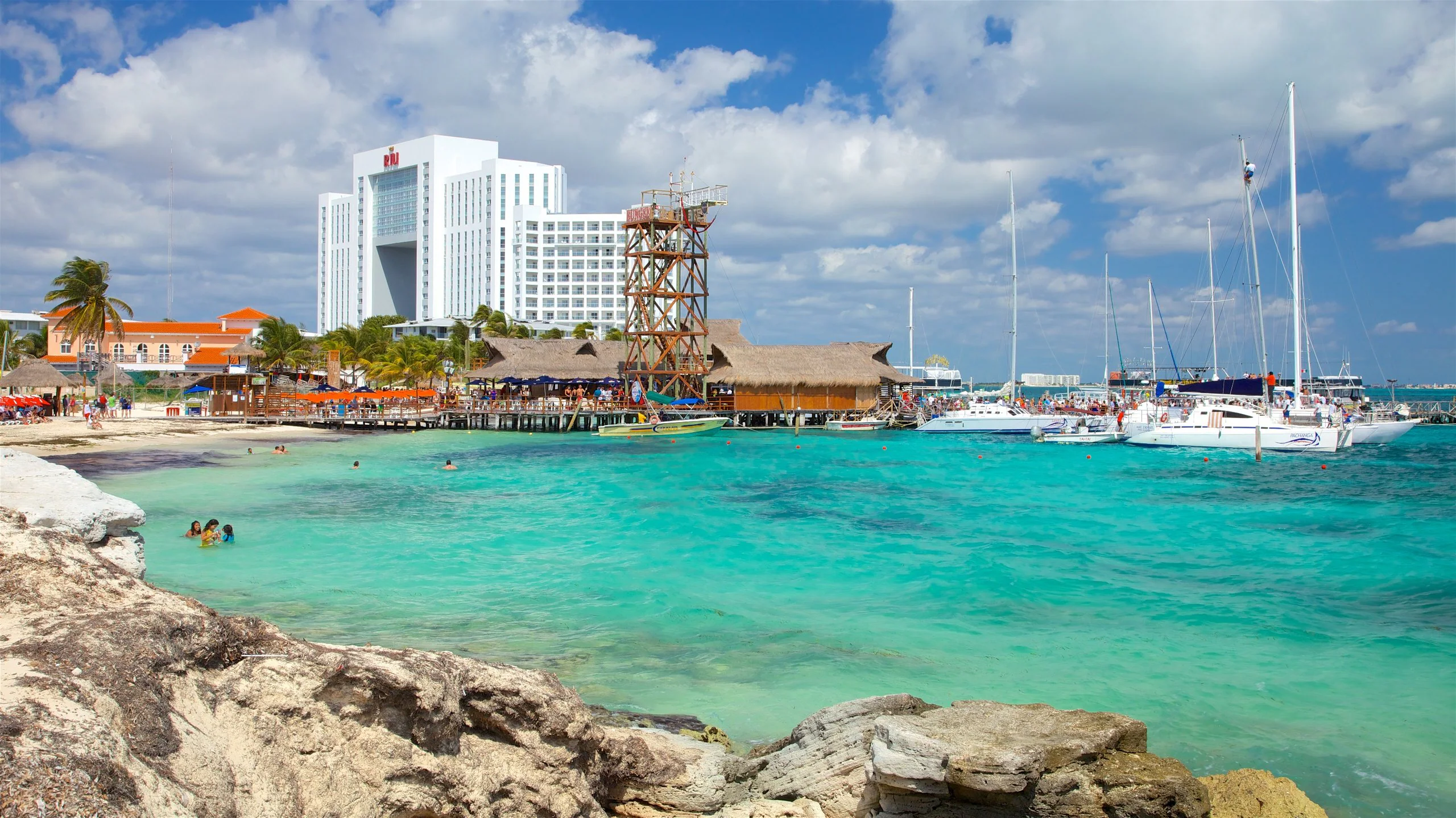 Playa Tortugas con torre de bungee y acceso público