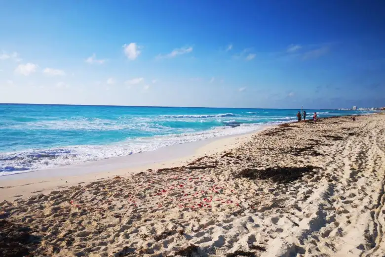 Playa San Miguelito junto a ruinas mayas